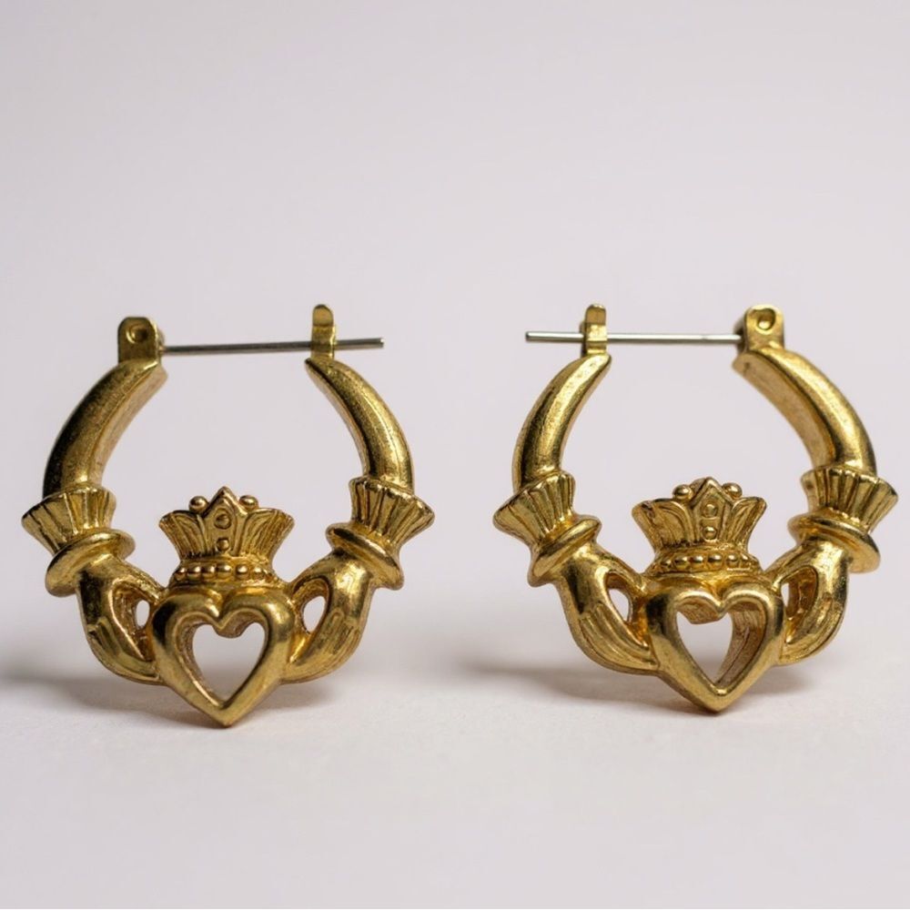 Vintage Gold Plated Claddagh Hoop Earrings – Hands Holding Heart & Crown